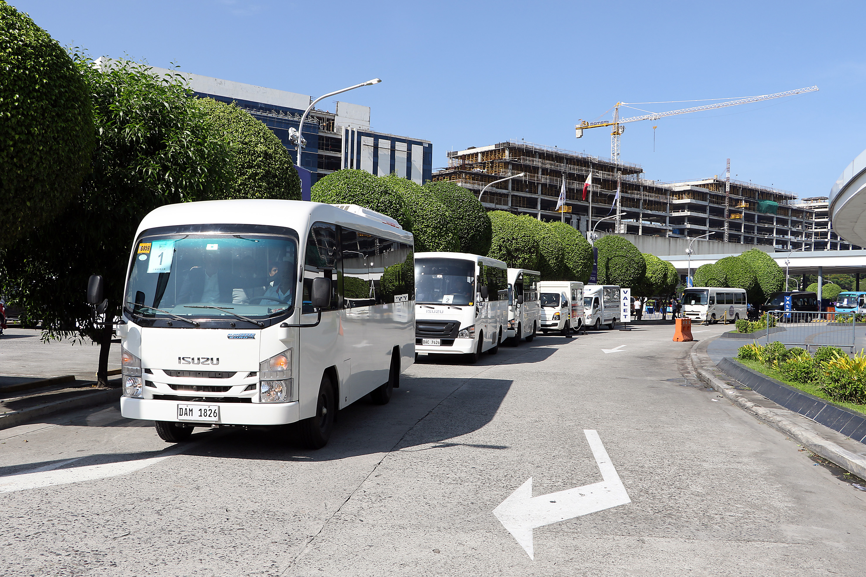 isuzu buses caravan 2