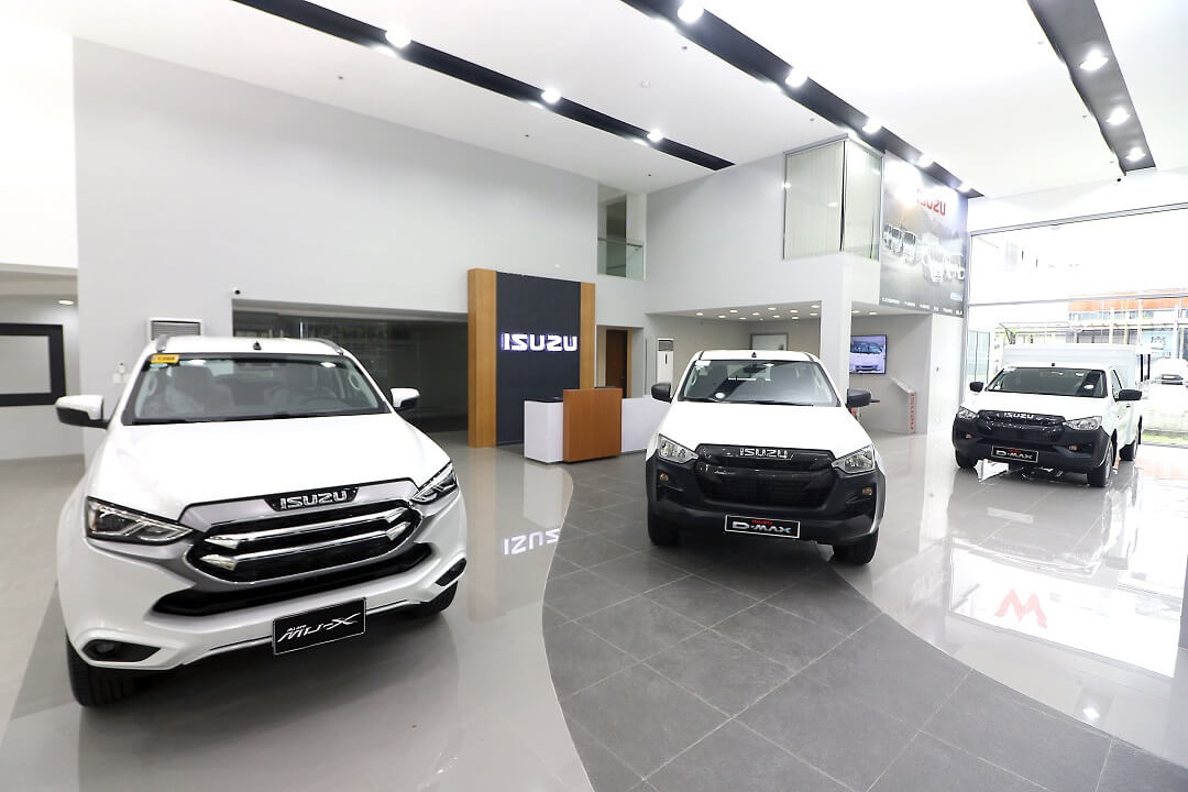 A group of cars parked in a garage
Description automatically generated with low confidence