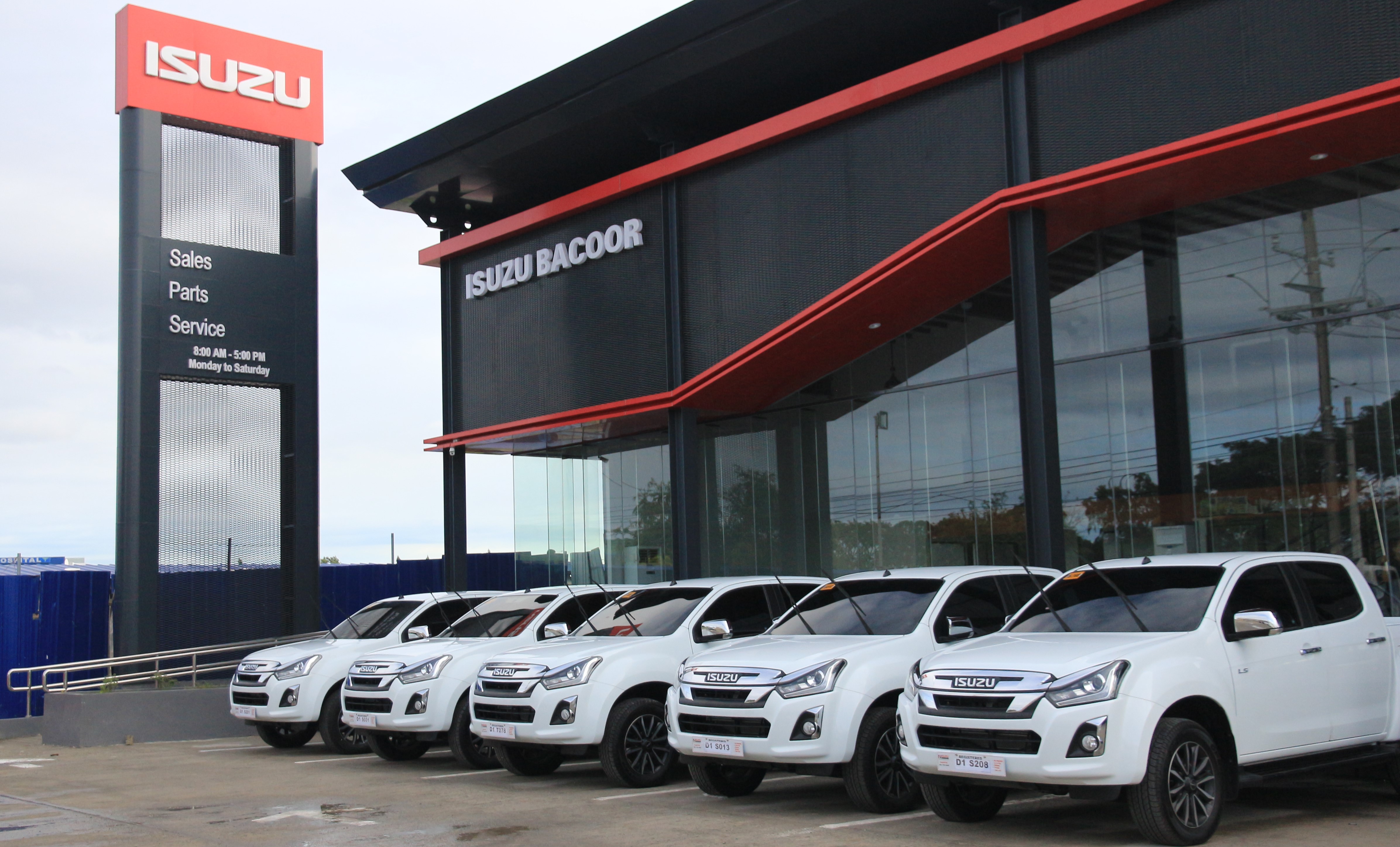 Isuzu furthers ties with Castrol Philippines with the delivery of Isuzu D-MAX image